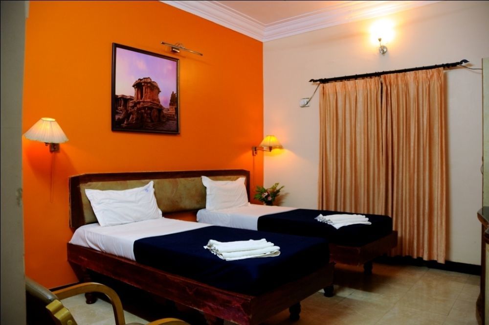 Kstdc Hotel Mayura Bhuvaneshwari Kamalapur Hampi Exteriör bild